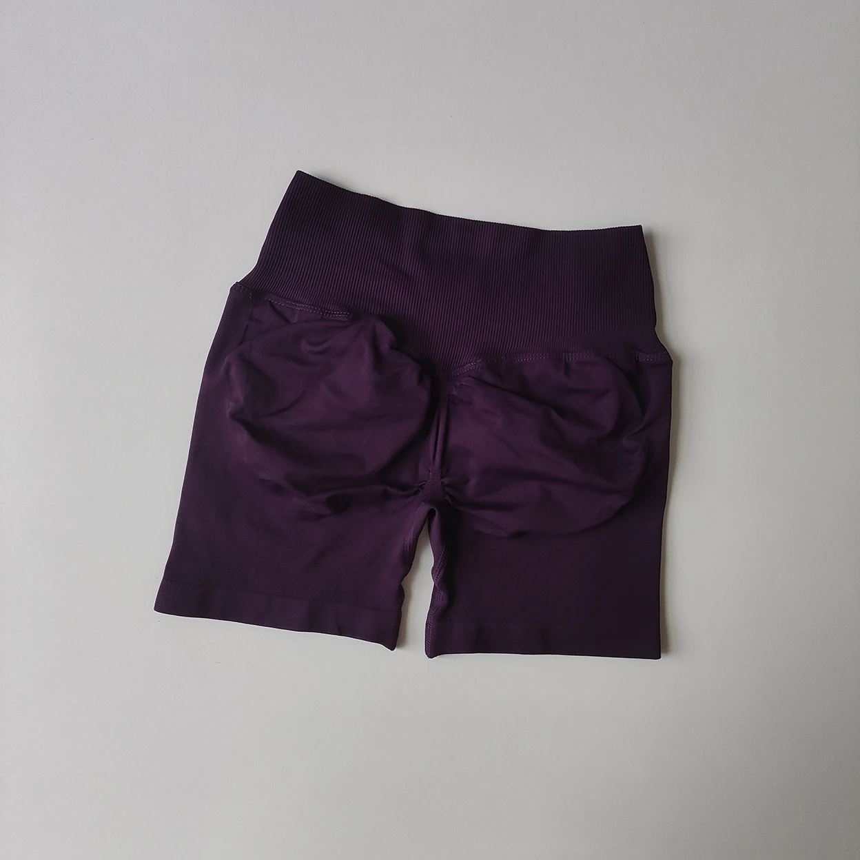 Damen Yoga-Shorts mit Vorderkreuz-Taille, dreiteilig, Hüftstraffend, Schnelltrocknend, Eng Anliegende Sportshorts für Training, Laufen und Fitness – Detail 17