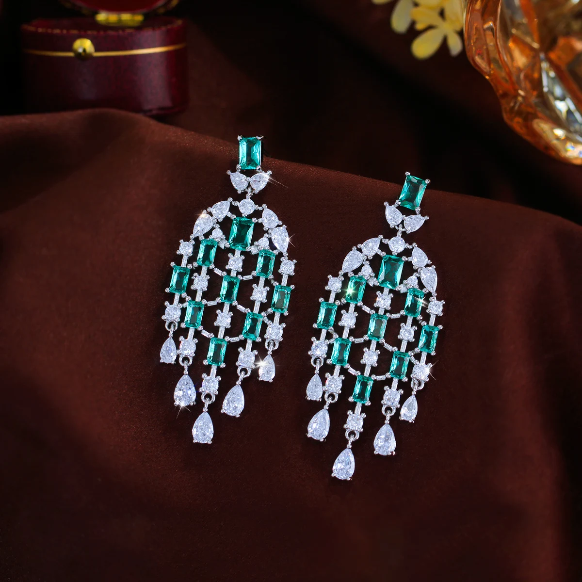 CWWZircons Luxus-Ohrringe im europäischen Königlichen Stil mit hellblauen Zirkonia-Steinen und langen Quasten in Tropfenform für Damen, Verlobungs- und Hochzeitsschmuck, Großhandel E0855 – Detail 6