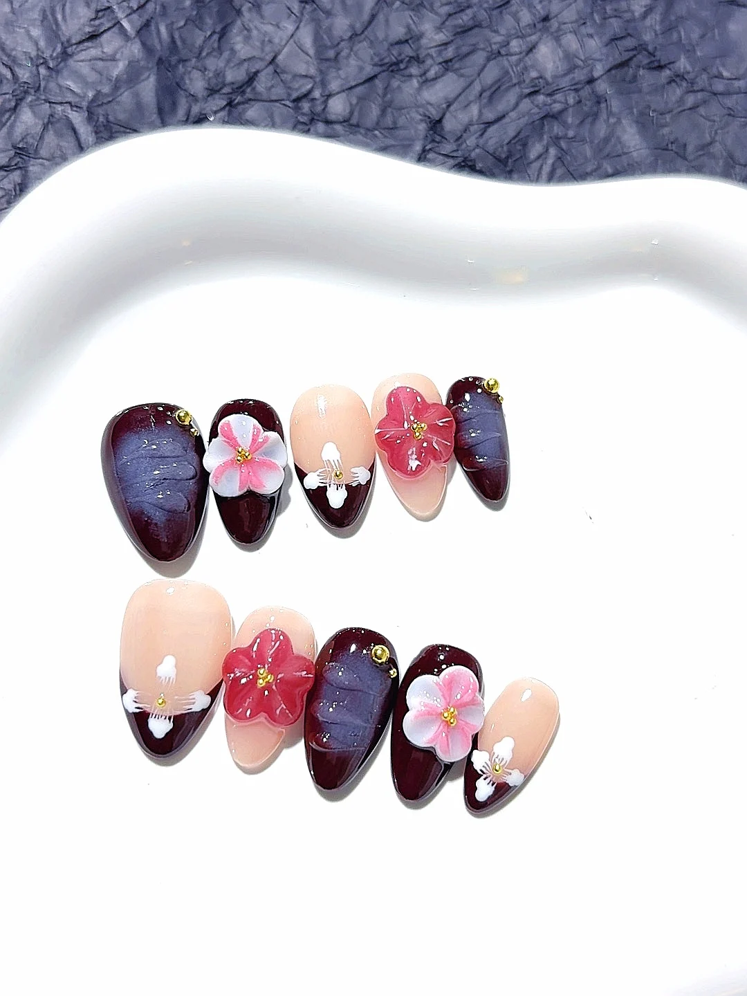 Prensa de almendras florales burdeos en las uñas (D302)