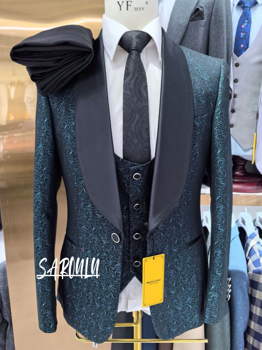 

Luxurious Shawl Lapel 3-pieces Men Suit Textured Single Breasted Elegant Customized High Quality Set Vintage Party Groom Wear