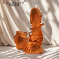 Zapatos de baile latino para niña, tacones bajos para adultos/niños, zapatos de baile profesionales de fondo suave, hebilla de diamantes de imitación, zapatos de baile de suela blanda de gamuza