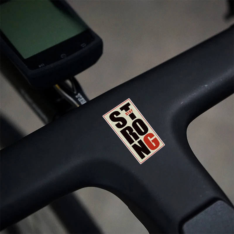 2PCS '스테이 스트롱' 스티커 - 블랙 레드 45mm/1.77인치 방수 비닐 데칼 노트북 전화 장식용