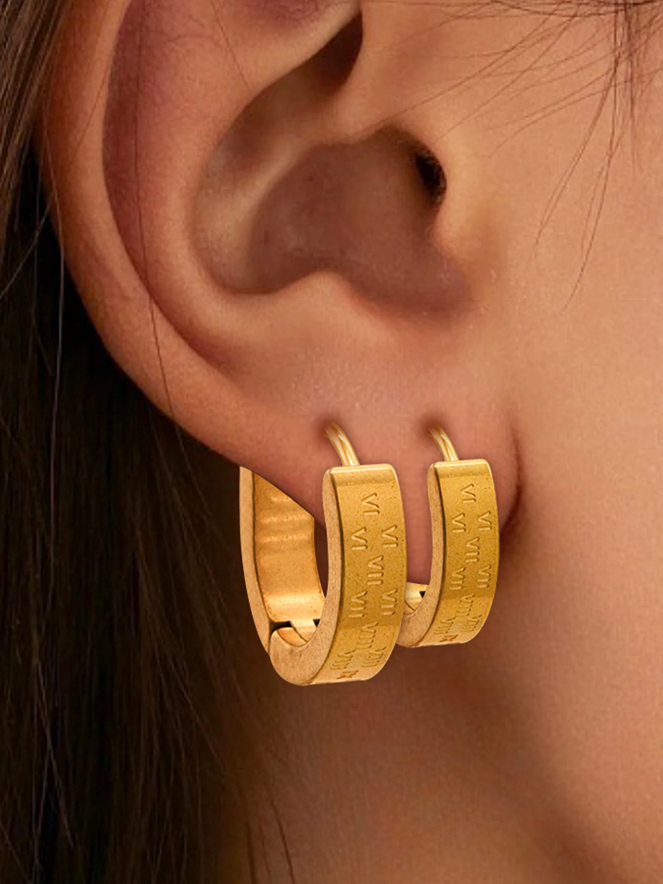 1pair/2pcs Fashionable And Trendy Gold Color Stainless Steel With Roman Numerals For Men And Women Simple Earring Care Wholesale