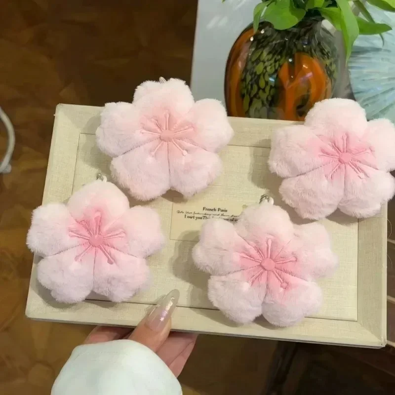 Llavero colgante de felpa con diseño de flor de cerezo rosa, ideal para regalar, un accesorio pequeño y adorable para decorar bolsos y mochilas.