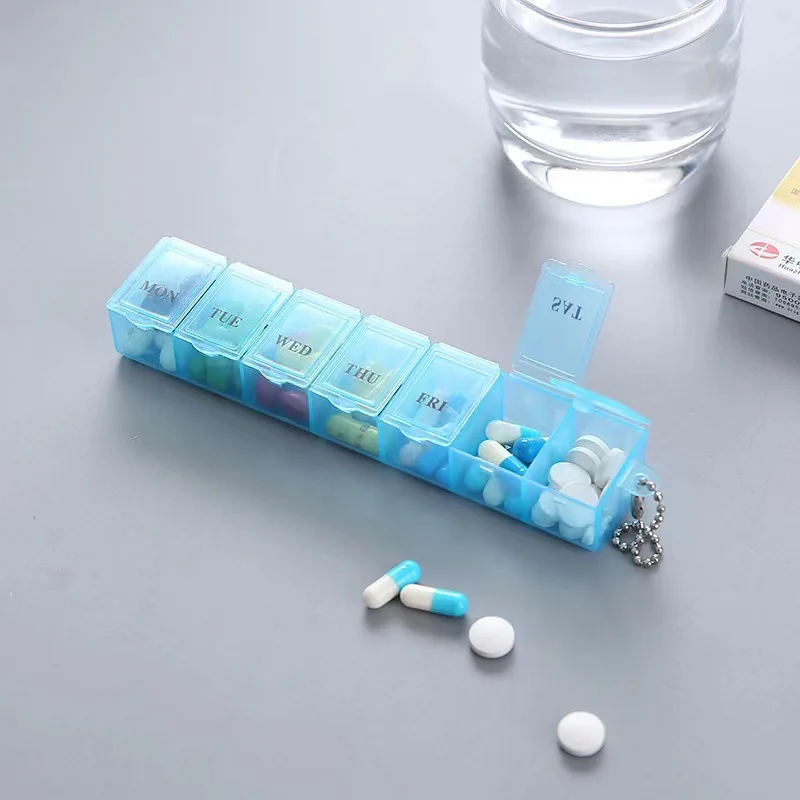 7-Tage-Wochen-Pillenorganizer, bunte Mini-Pillenbox, tragbarer Medikamentenbehälter mit Schlüsselanhänger, Tablettenetui mit Knopföffnung – Detail 5