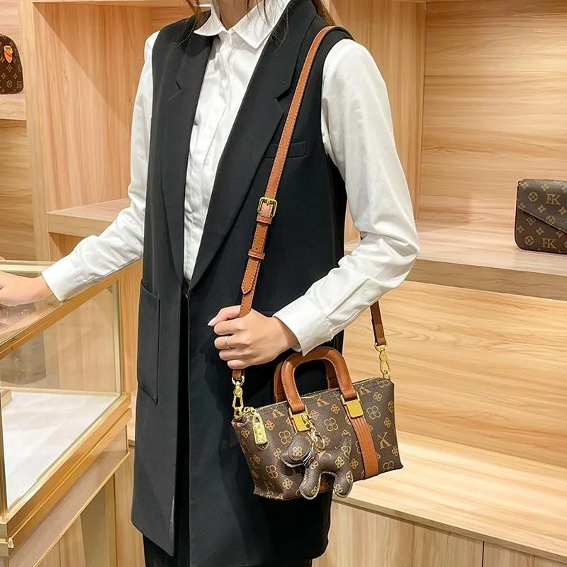 

Brand women's handbag 2025 autumn and winter new retro commuting high-end designer shoulder crossbody bag trend small