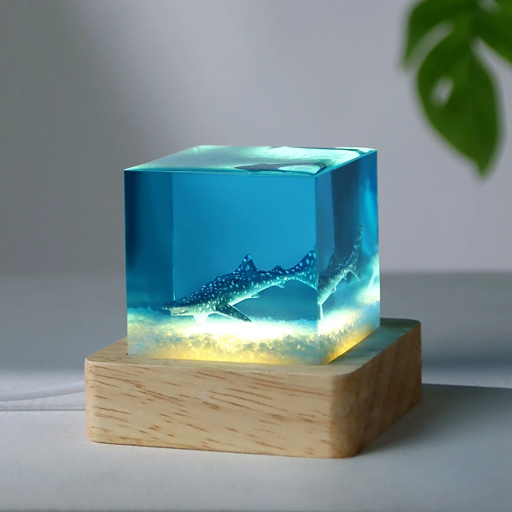 

Cube Ocean Whale Resin Lamp High-end Desktop Decoration Ornament Commemorative Gift Resin Handicraft Gift