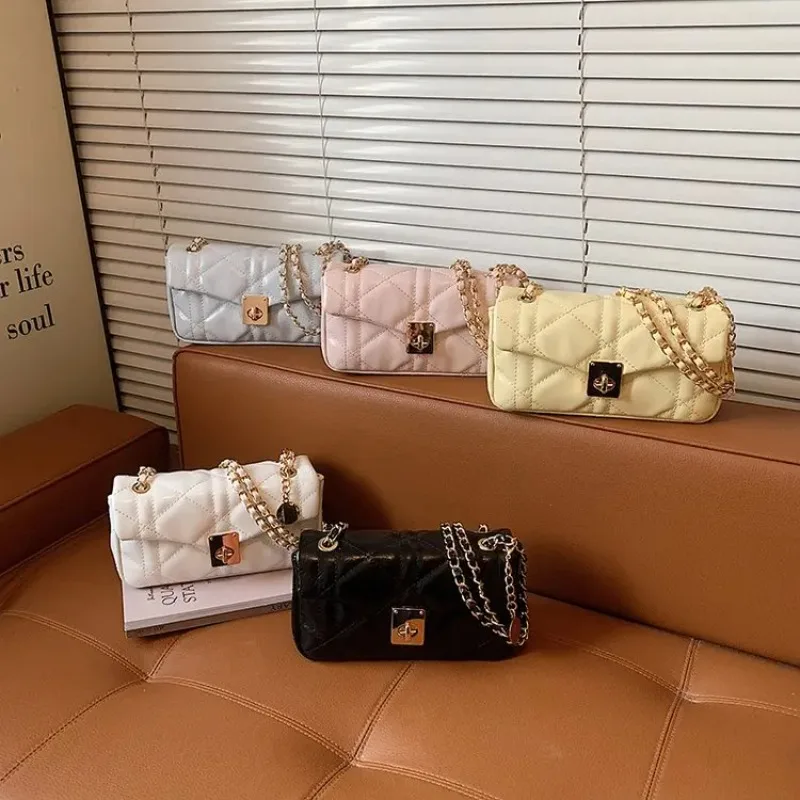 

Сумка для подгузников, сохраняющая форму, не деформируется даже при полном опустошении, всегда сохраняет аккуратный вид.