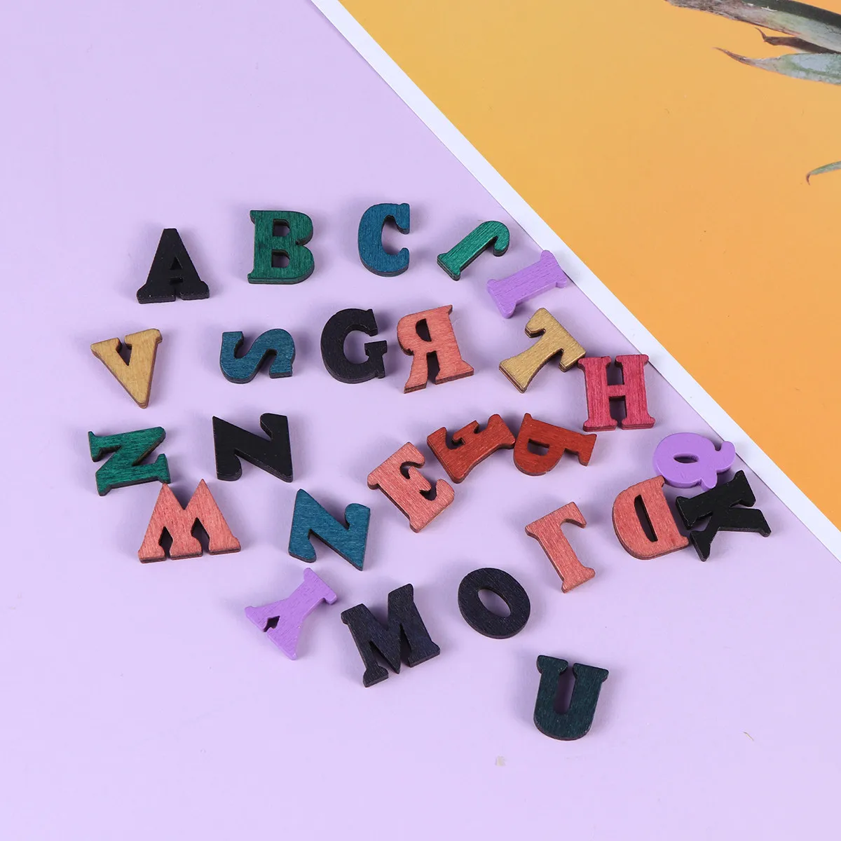 

200 шт. деревянных элементов с ретро-узором в виде английских букв, премиум-класса, из натурального дерева, для поделок, рождественского декора и скрапбукинга