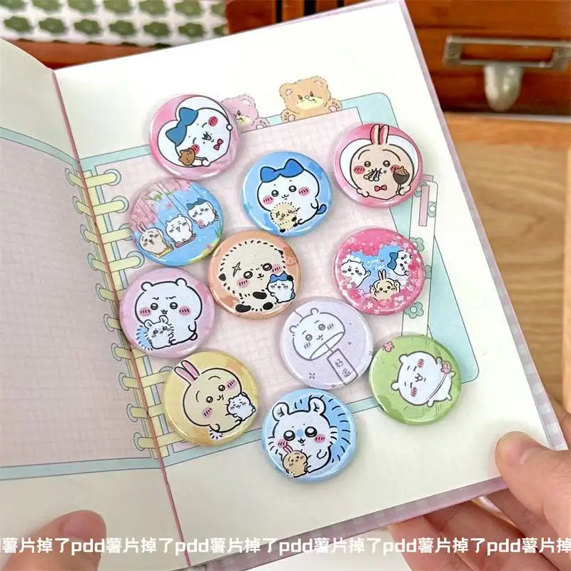 Épingles de badge Chiikawa sur le thème du printemps – Mini épingles en émail de dessin animé esthétique pour la décoration de scrapbooking et de journaux (amectueuses de l'emploi)