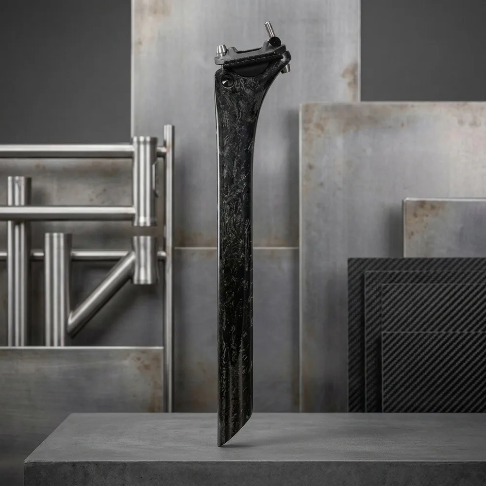 Ultraleichte Carbon-Sattelstütze für Fahrräder, 20 mm, mit versetztem Design, Titanschrauben, glatter Innenrohrstruktur, kompatibel mit Carbon-Schienen. – Detail 7