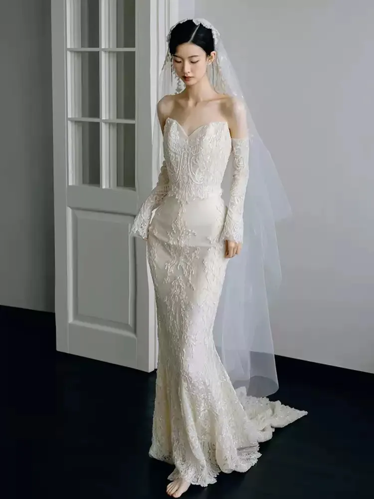 Superbes robes de mariée sirène en dentelle avec gants longs robes de mariée en dentelle flore L & P DQL Studio