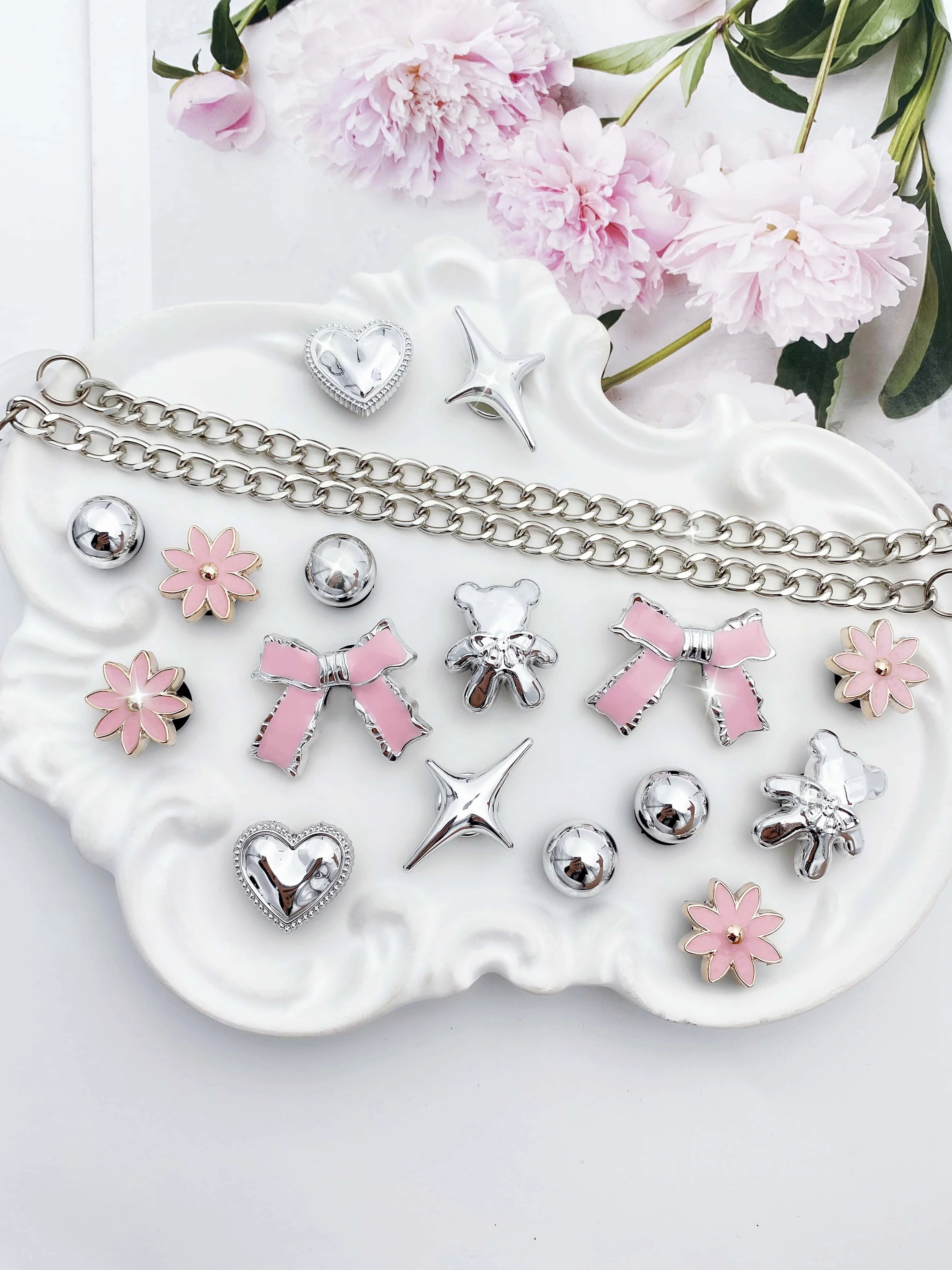 18 pieces of silver chain, bear, heart, stars, pink bow, flowers, ABS pearl shoe buckle DIY decoration, suitable for women sanda