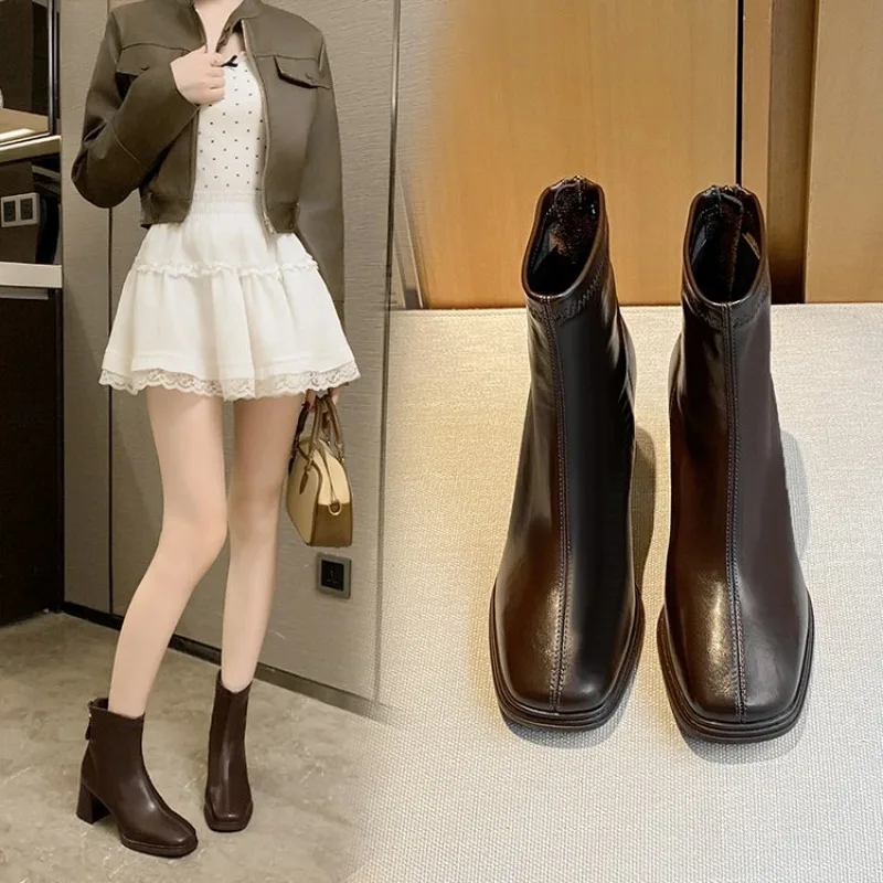 

2024 Winter New Fashionable Round Head Leather Outerwear with Back Zipper High Heel for Warm Comfortable Large Size Naked Boots