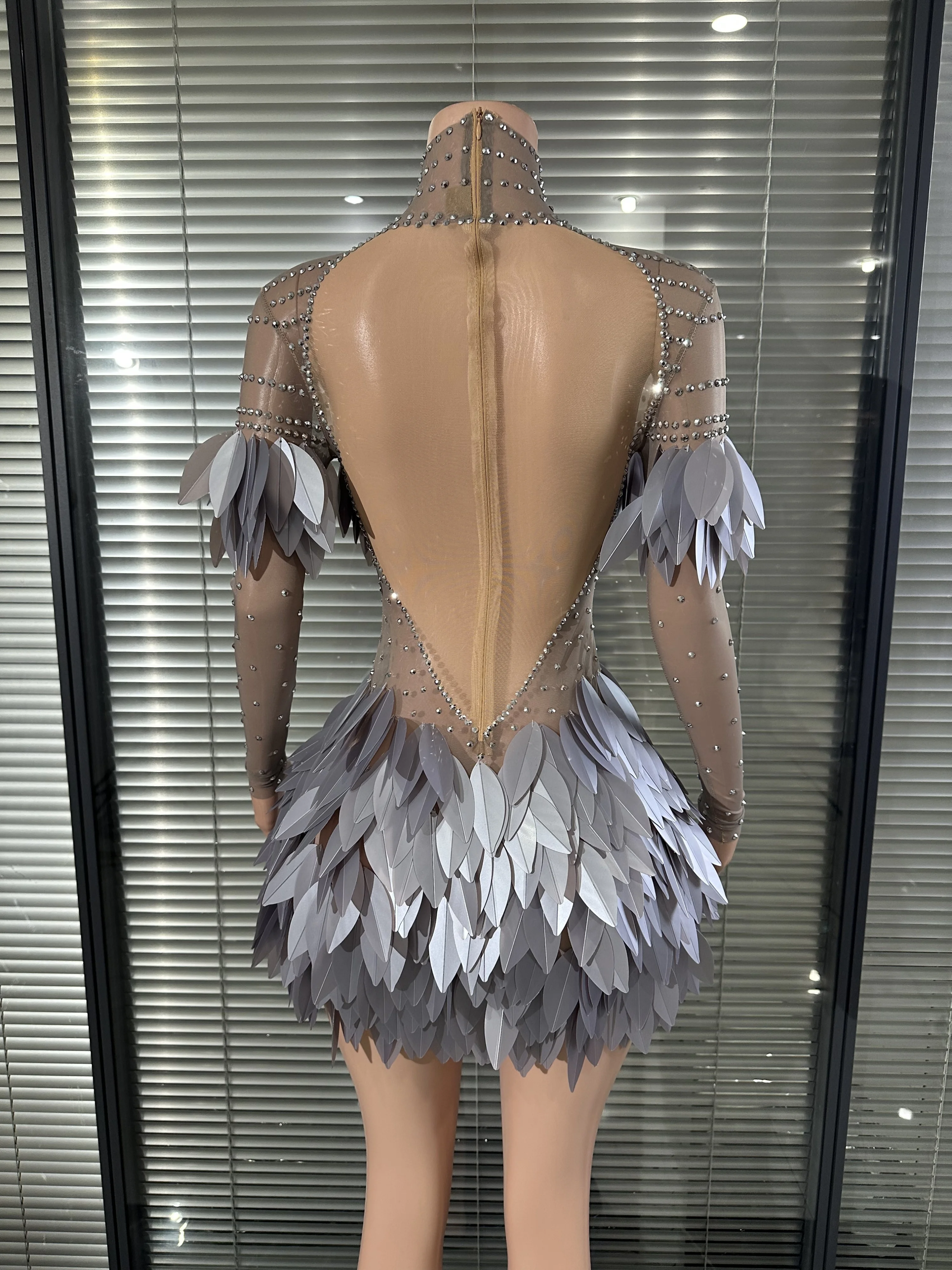 ハイネックのアバンギャルドなシアーストラップドレス、ラインストーン装飾、3Dシルバーグレーの葉っぱのようなレイヤードテクスチャ、ランウェイショー、ステージパフォーマンスに最適