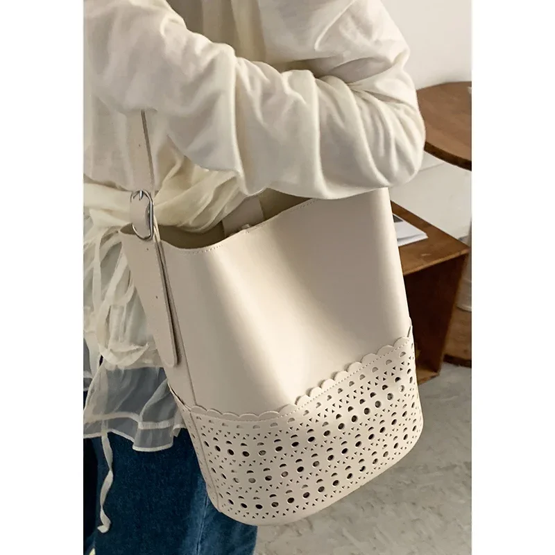 

2025 New Summer Fashion Underarm Versatile Large Capacity Tote Bags Hollowed Out Bucket Bag for Women