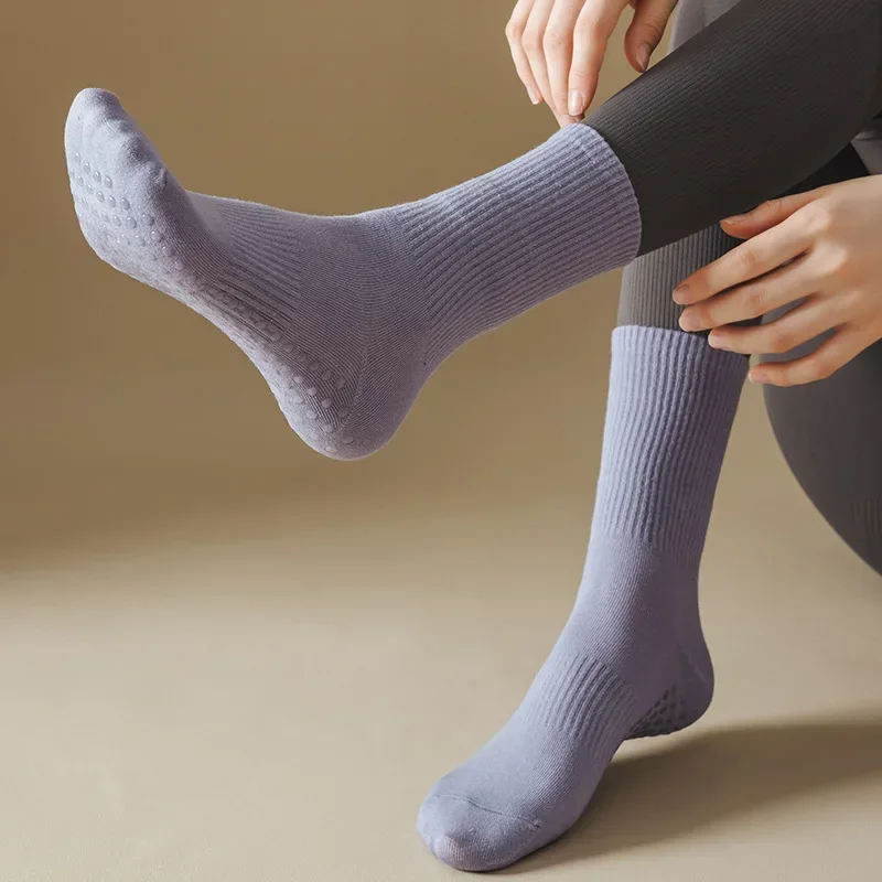 Nuevos calcetines deportivos antideslizantes de silicona de Color sólido, calcetines de Yoga para Pilates y Fitness para interiores, calcetines de algodón a media pantorrilla para mujer, calcetines para baile