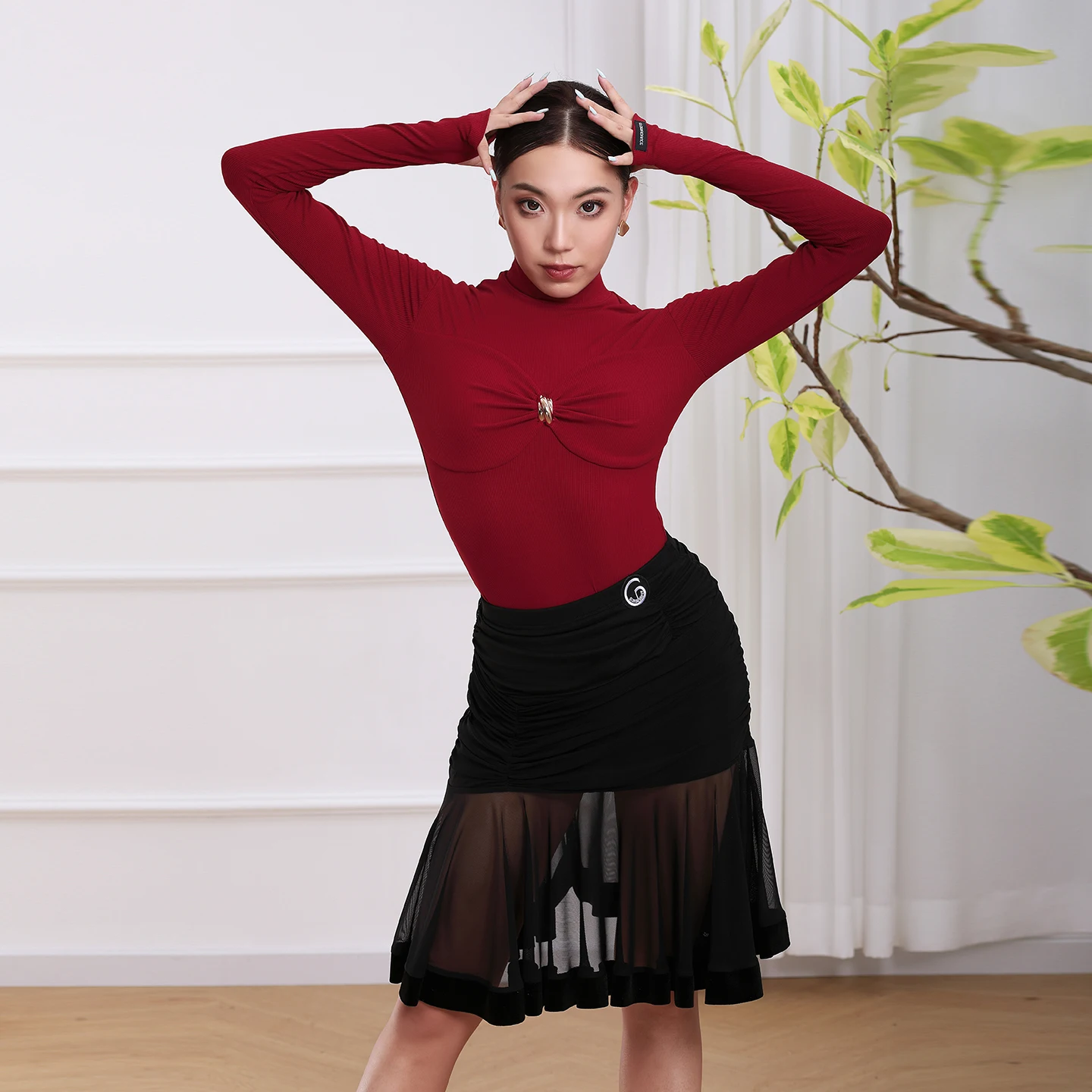 2026 Nowe stroje do tańca latynoamerykańskiego, krótki kombinezon z wysokim kołnierzem i długim rękawem, spódnica z siateczki, strój do tańca latynoamerykańskiego XH3946