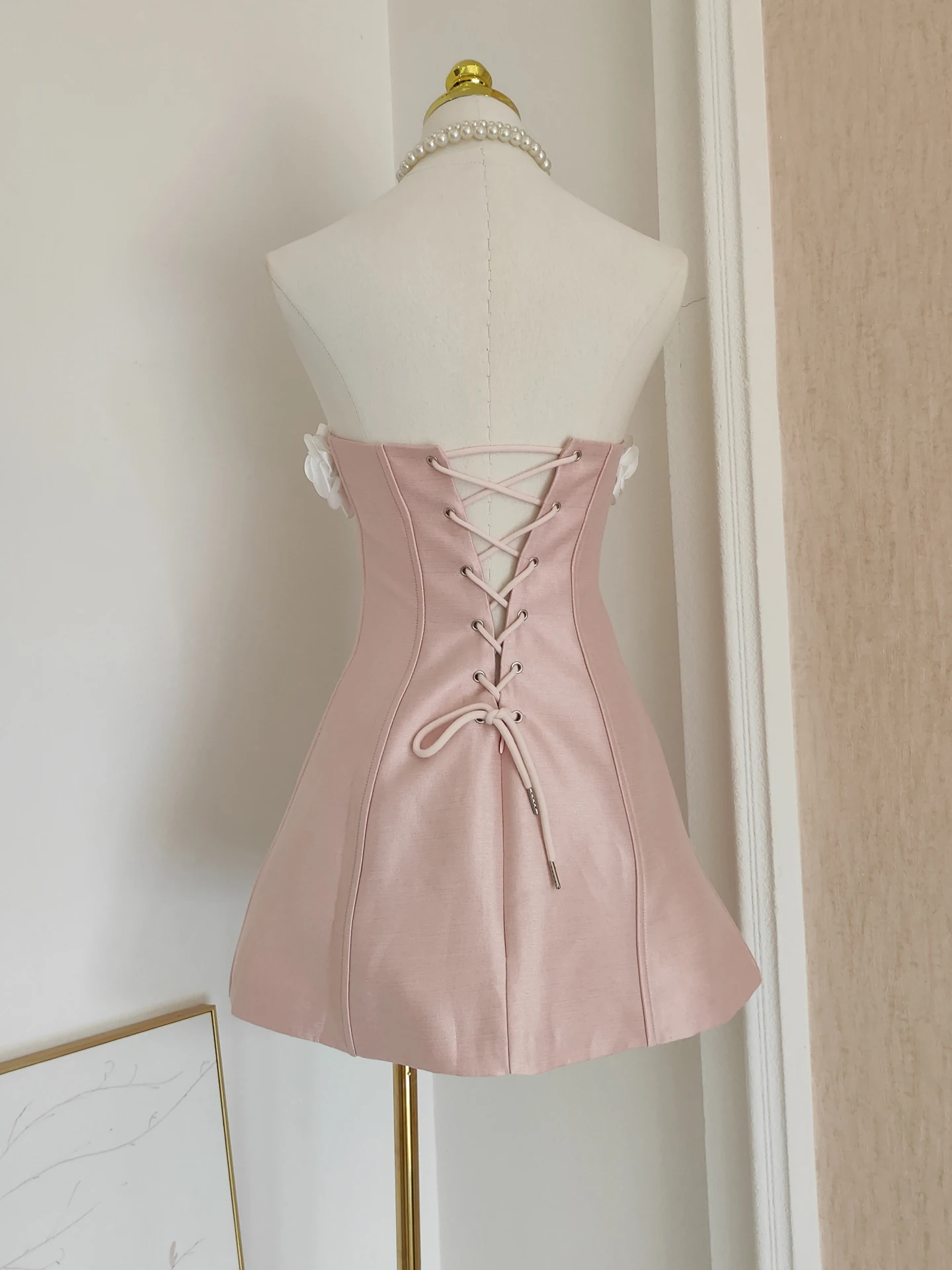 Französisches elegantes süßes Prominenten-Geburtstagspartykleid mit 3D-Blume, trägerlos, hohe Taille, Fischgrätenmuster, schlankes rosa kurzes Abendkleid für Damen