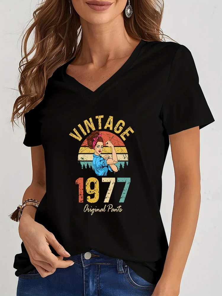 2024 Frauen Vintage Thema Druck T-Shirts V-Ausschnitt lässig weiblich Geburtstag Jahr T-Shirt neues Design Streetwear Frauen T-Shirt