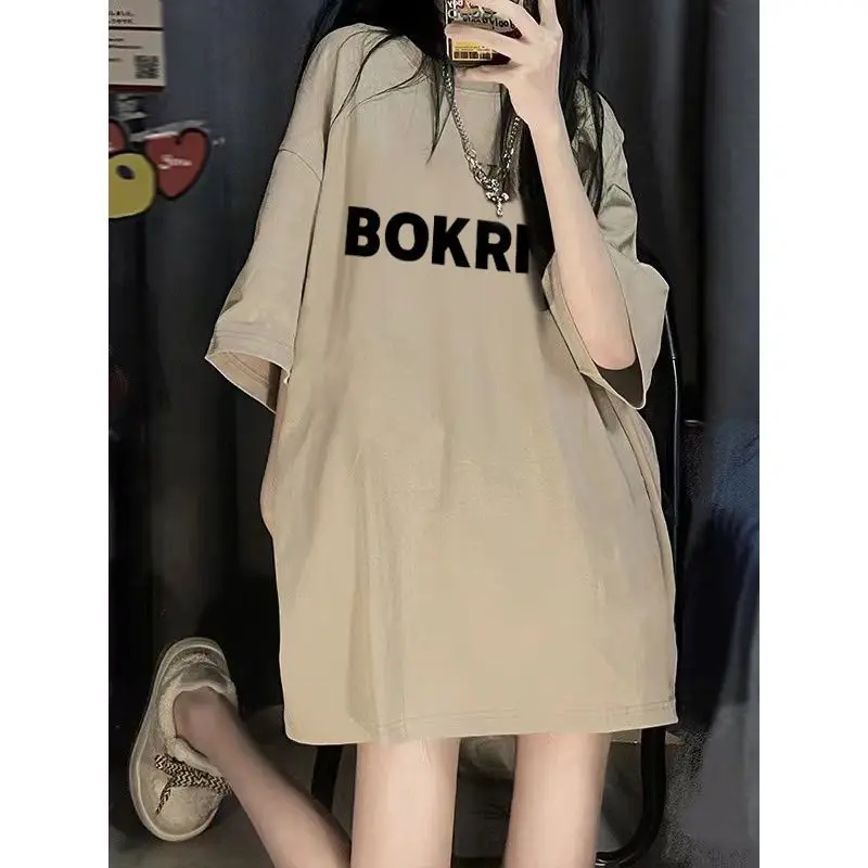 เทรนด์เสื้อยืดแขนสั้นคอกลมเรียบง่ายสำหรับผู้หญิงเสื้อยืดแฟชั่นแนวแอธเลชเชอร์ทรงหลวมมีตัวอักษรแฟชั่นใหม่ฤดูร้อน