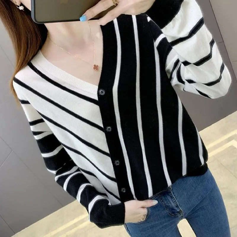 Top lavorati a maglia con scollo a v a righe da donna di moda coreana autunno inverno maglioni a maniche lunghe impiombati con bottoni sciolti per