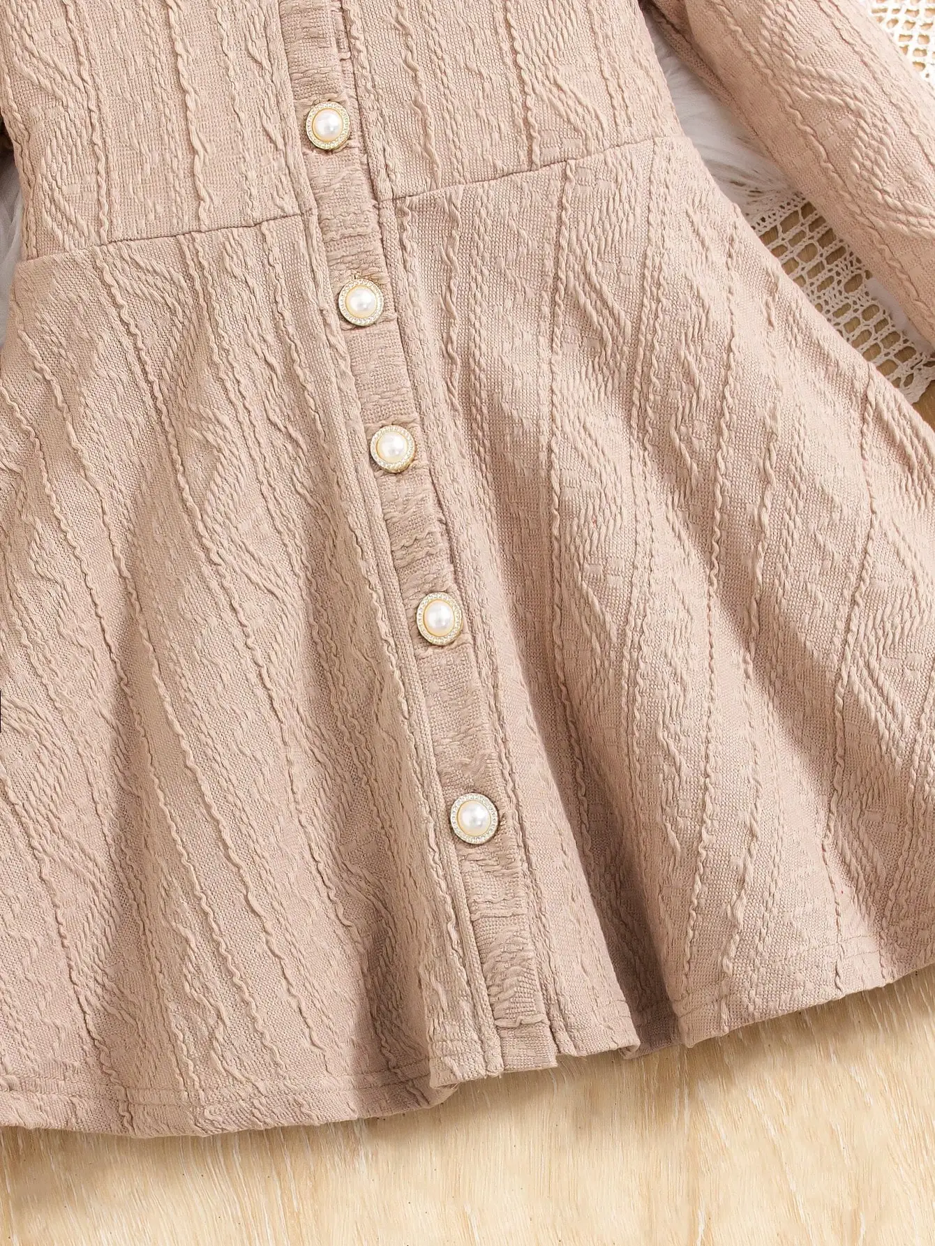 ملابس يومية كاجوال للفتيات: فستان جاكار محكم بلون ميلارد وأكمام طويلة وأزرار سفلية على شكل حرف A + ياقة قطيفة دافئة وناعمة على الوجهين. فستان داخلي كاجوال ولكن أنيق ومتعدد الاستخدامات لخريف وشتاء