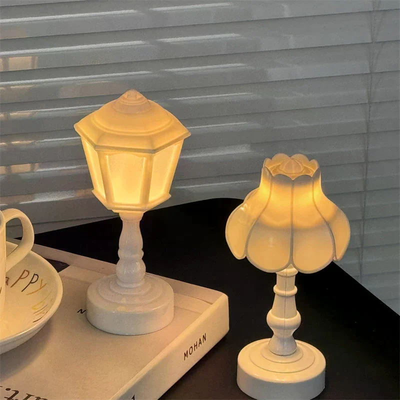 1:12 Lampada da tavolo in miniatura con bocciolo di fiore per casa delle bambole Luce notturna Mobili Modello per la casa Decorazione Accessori per casa delle bambole giocattolo