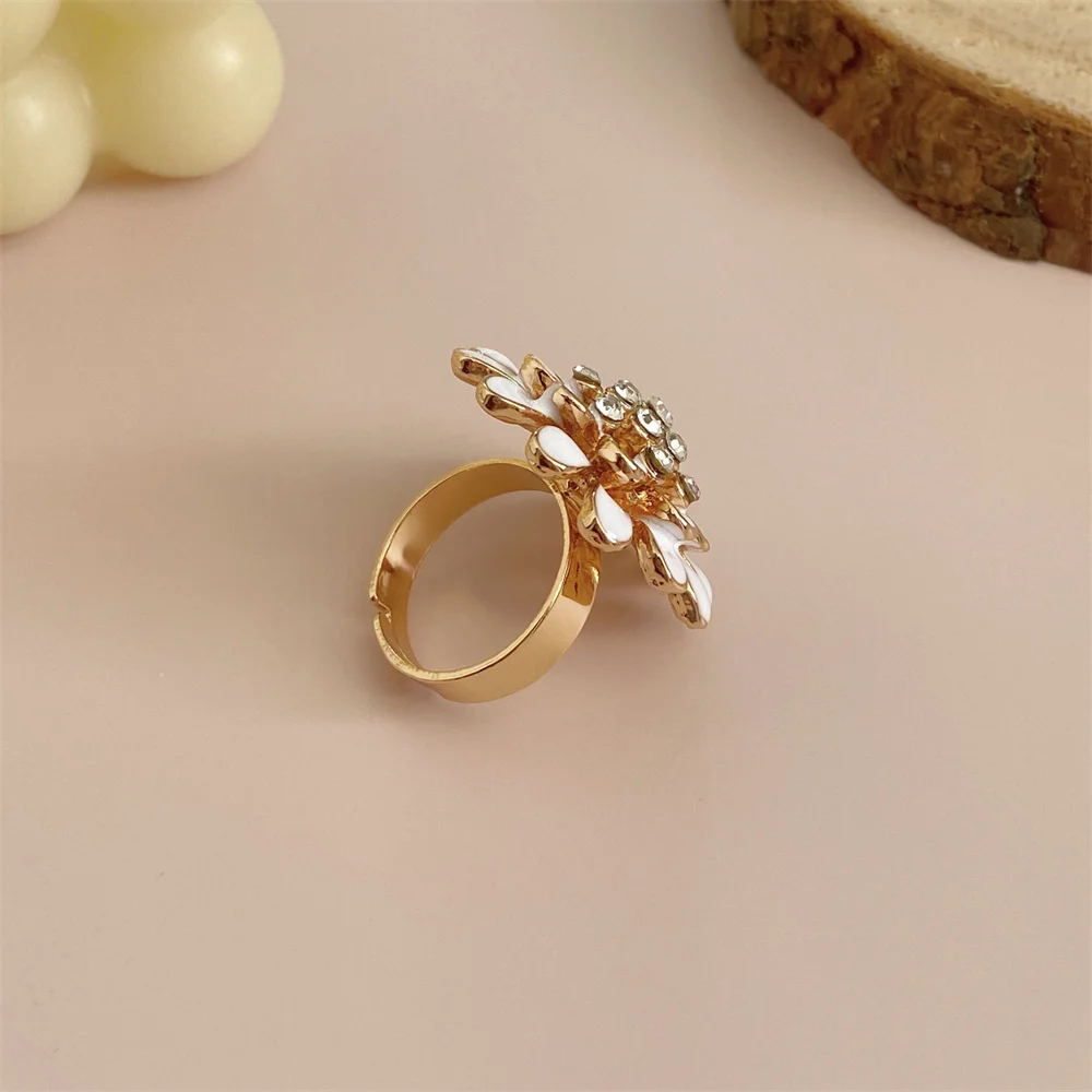 رائعة الأبيض نازف النفط ديزي تشيكوسلوفاكيا زهرة المفتوحة خواتم للمرأة الأزياء الفاخرة المعادن قابل للتعديل حلقة امرأة مجوهرات اكسسوارات