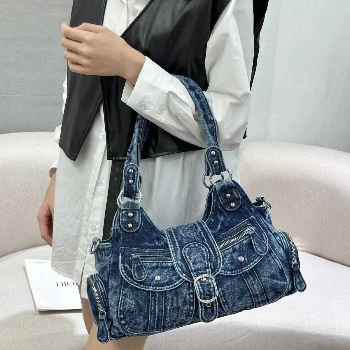 

Горячая девушка, винтажная большая сумка с заклепками в стиле Харадзюку, женская джинсовая сумка на плечо большой вместимости, женская повседневная универсальная повседневная сумка