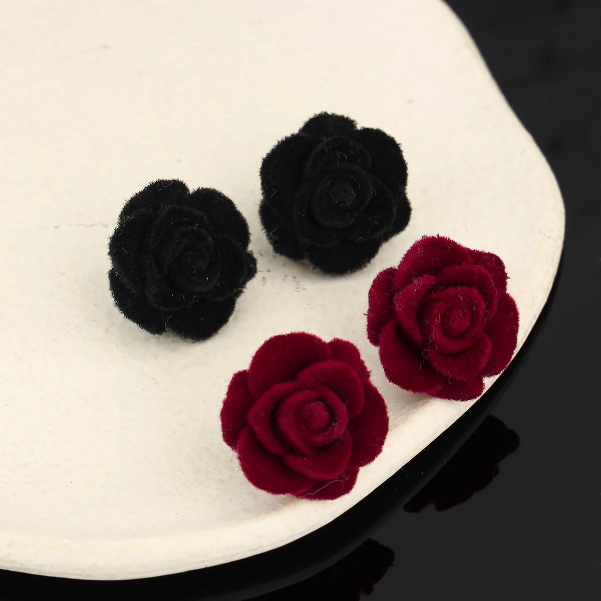 Fashionable, minimalist, and personalized red velvet flower earrings and earrings gift