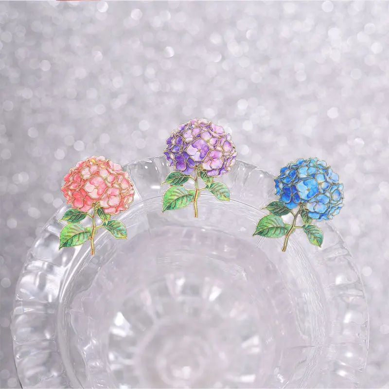 Vintage-Set mit Emaille-Abzeichen in Aquarellblumen-Optik, Rosen-, Pfingstrosen- und Hortensien-Motiv, botanische Anstecknadeln, goldfarbene Umrandung, Broschen, Schmuck, Geschenk für Damen. – Detail 7