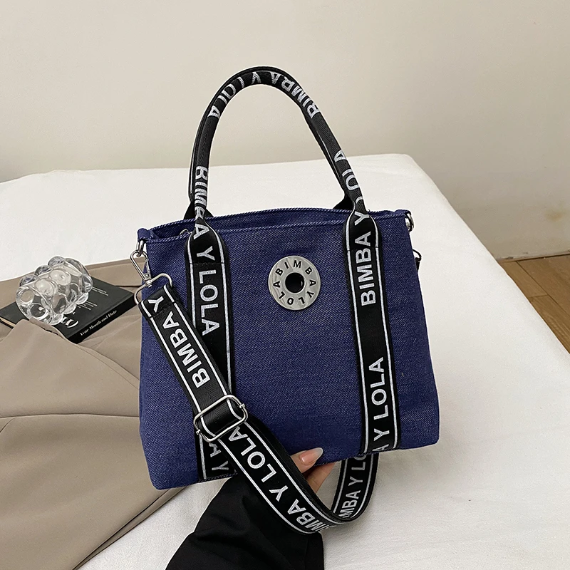 クリーム色のスエード素材のワンショルダーバッグ、柔らかくスタイリッシュで、ショッピング、日常使い、オフィス、通勤に最適です。