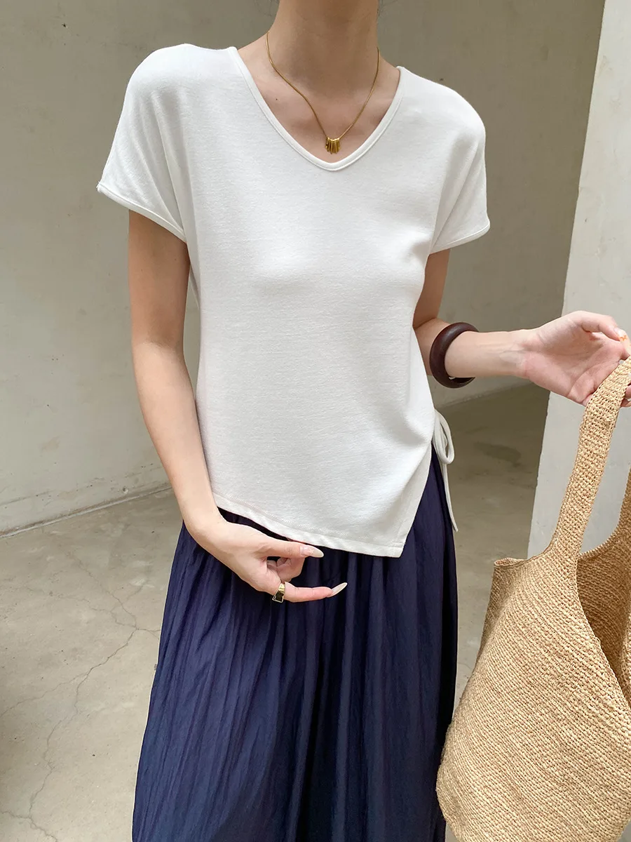 Sommerliches Damen-T-Shirt in unregelmäßiger Farbe mit unregelmäßigem Saum, Kordelzug, V-Ausschnitt und schlankmachendem Effekt, kurzärmelig. – Detail 8