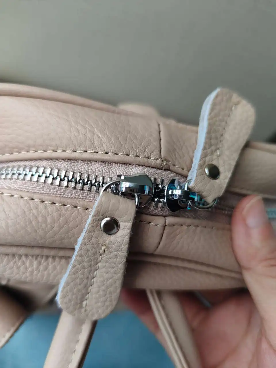 Zency Damen-Rucksack aus 100% Echtleder, Modischer Bronze-Rucksack mit Großer Kapazität und Vielen Taschen, Einfacher Tagesrucksack für die Arbeit – Detail 39