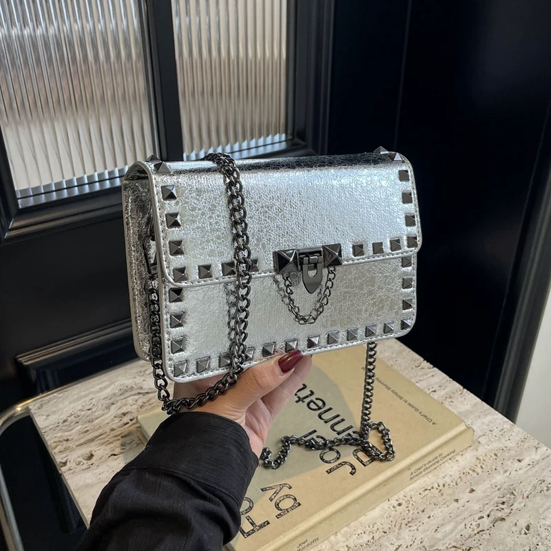 Małe torby na ramię z nitem dla kobiet w stylu Punk torba Crossbody modny łańcuch torba klapowa torebki ze skóry PU designerski kobiece torebki