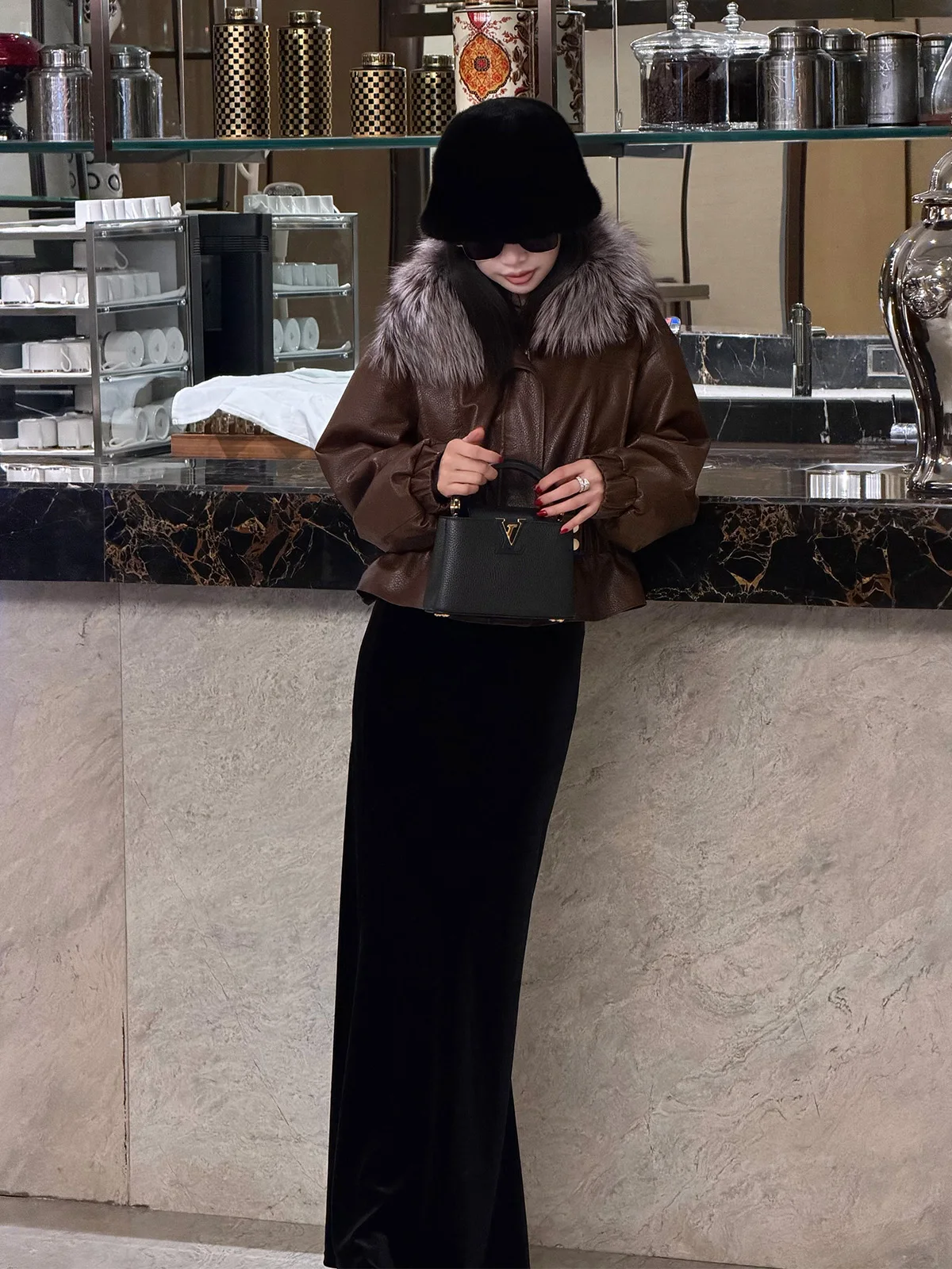 Jaqueta Feminina de Couro Genuíno de Ovelha Marrom com Gola de Pele e Cinto na Cintura - Estilo Elegante