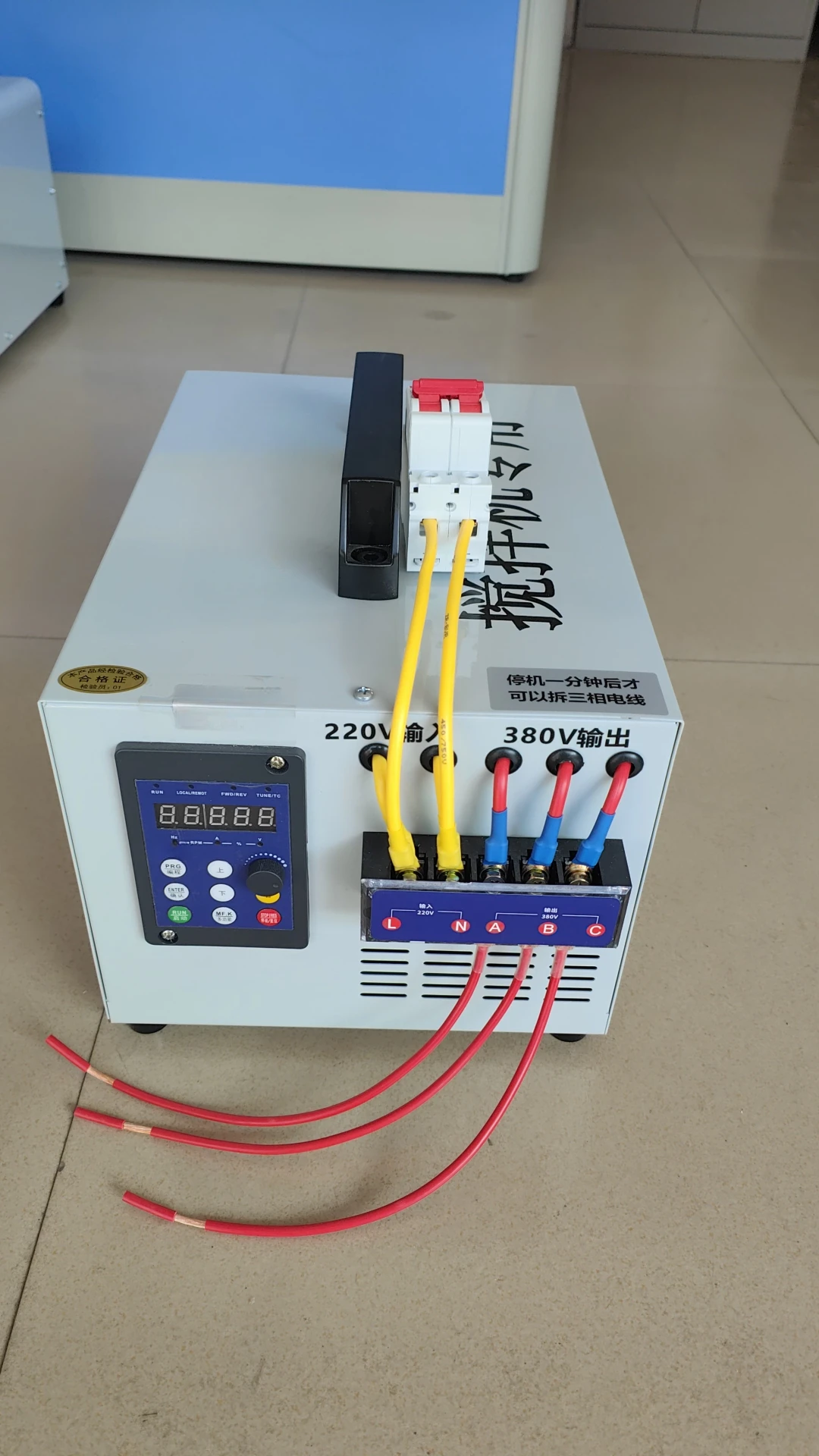 

Преобразователь микшера от 220 В до 380 В, однофазный в трехфазный инвертор водяного насоса, инверторный источник питания повышающего преобразования