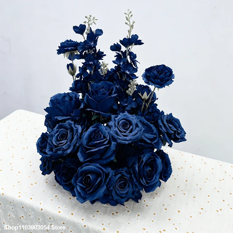 Luxuriöses Blumenarrangement aus roten Burgunderrosen und Delphinien für Hochzeitskulissen, Restaurant-Tischdekoration, Blumenball-Display – Detail 6