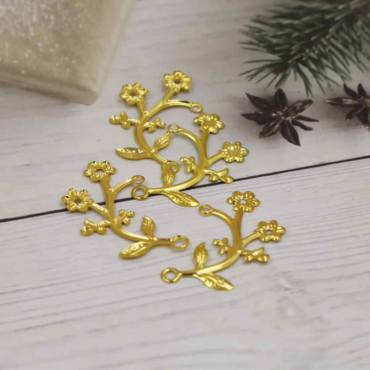 

1000 шт. филигранные позолоченные цветочные ветки подвески-подвески разъем 47x27 мм головной убор ремесла DIY Изготовление декоративных принадлежностей