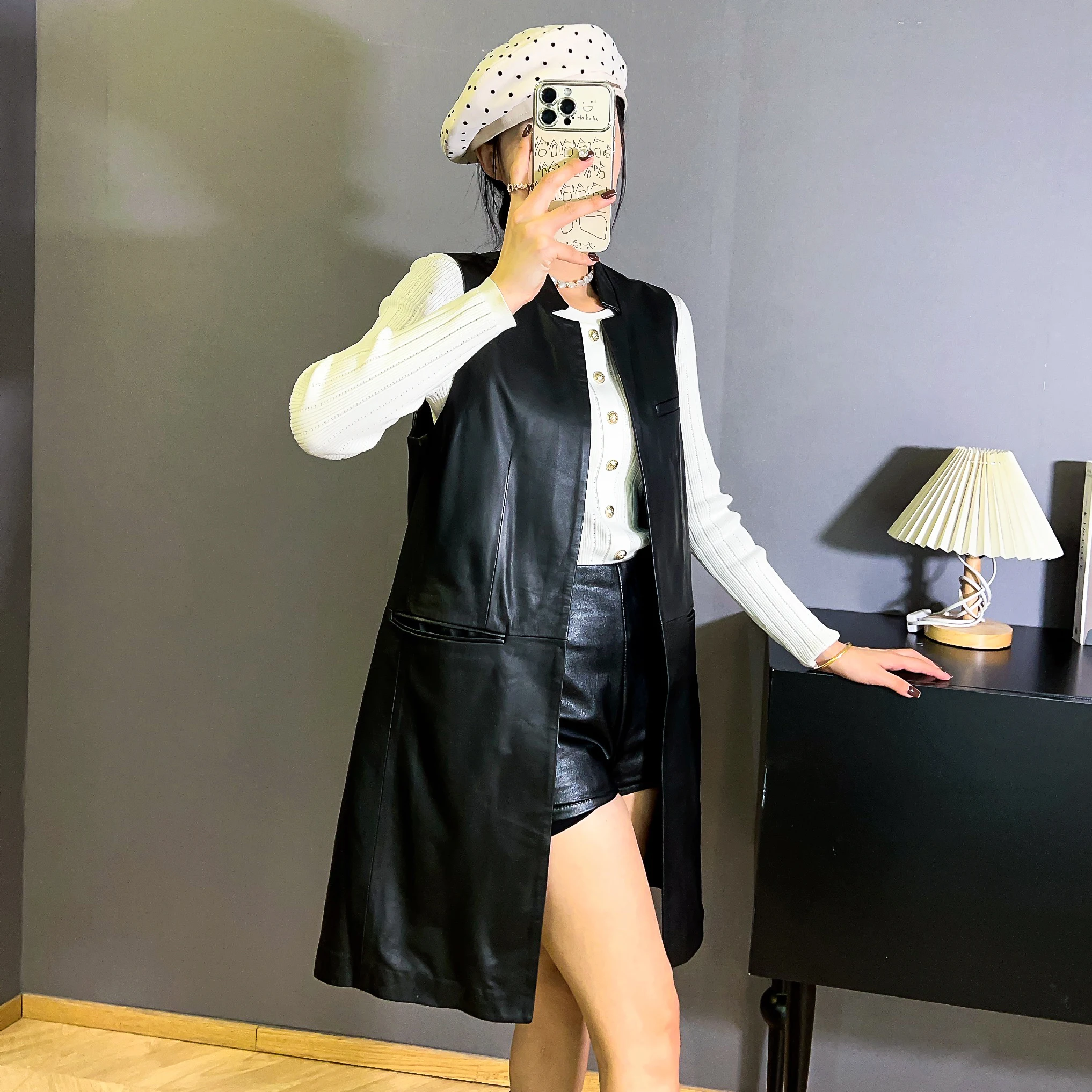 Kamizelka skórzana damska średniej długości, dopasowany krój, odzież wierzchnia, dekolt w serek, bez guzików, ciepła, rozmiar średni, pochodzenie chińskie.