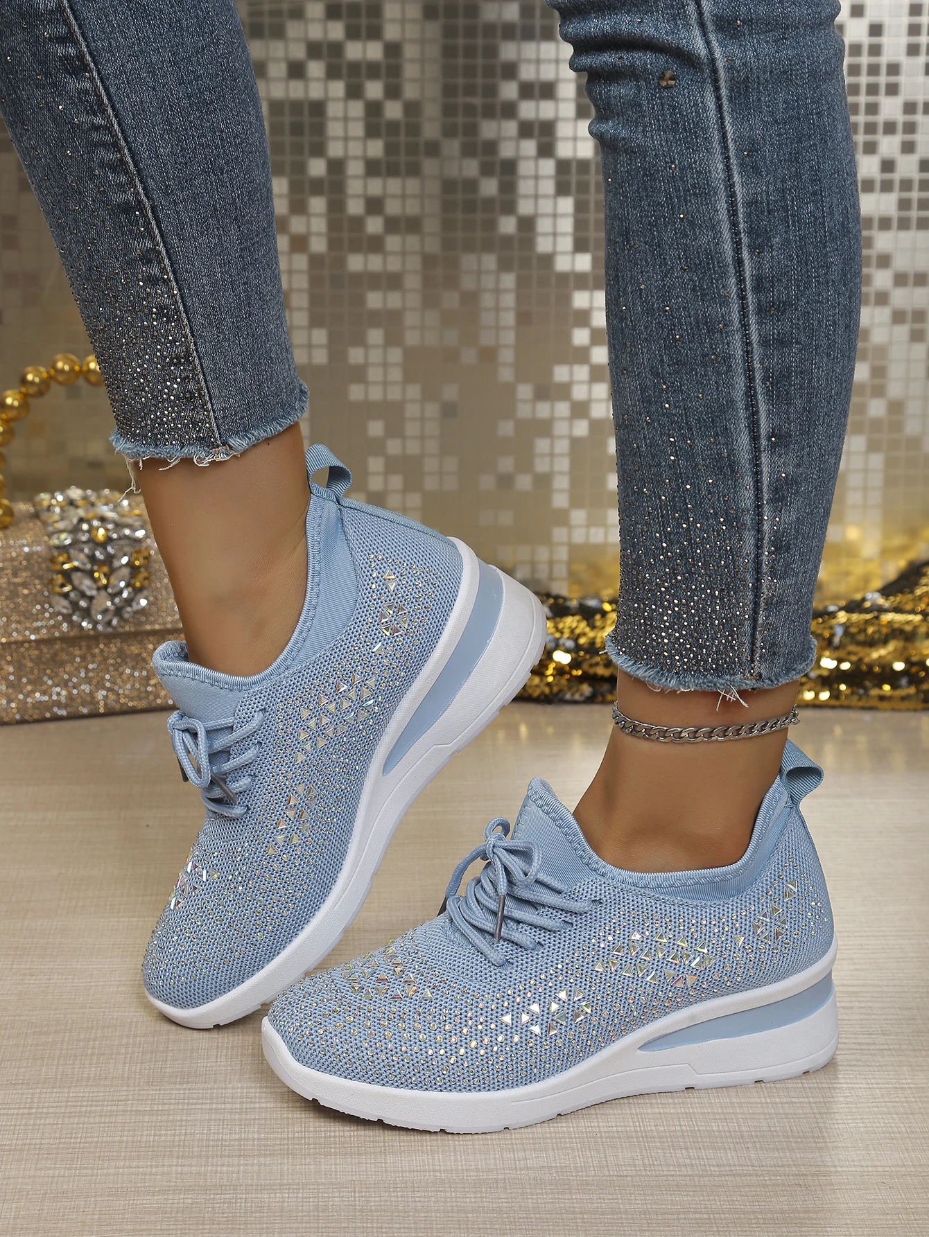 Glänzende Damenschuhe mit unsichtbaren, höhenvergrößernden und stoßdämpfenden Sohlen – die perfekte Wahl für Partys – Detail 8