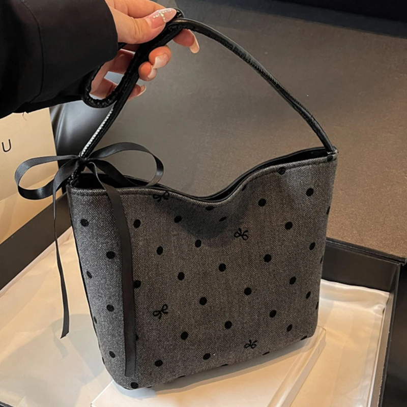 Elegant New Simple And Fashionable Flowing Anxion Narcart Barrel Shoulder Wave Point Lace Up Bags