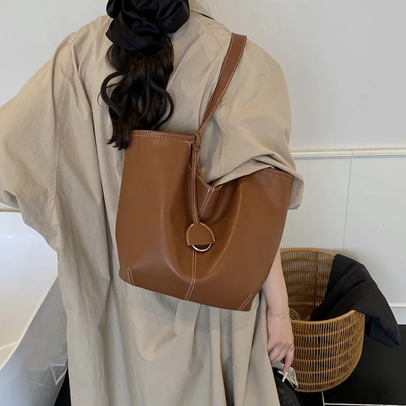 

Fashionable Women's Handbag Messenger Bag With Premium Leather Designed By Famous Designer Luxury Brand