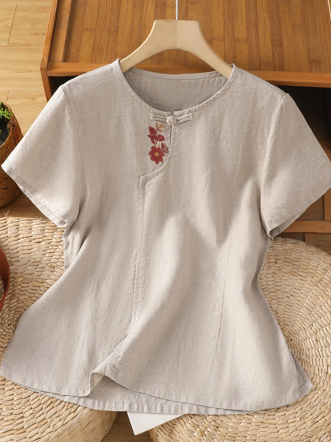 

Женская футболка из хлопка и льна в стиле ретро, летняя круглая футболка на пуговицах, утягивающий топ, дышащий, свободный крой, с принтом, повседневный...