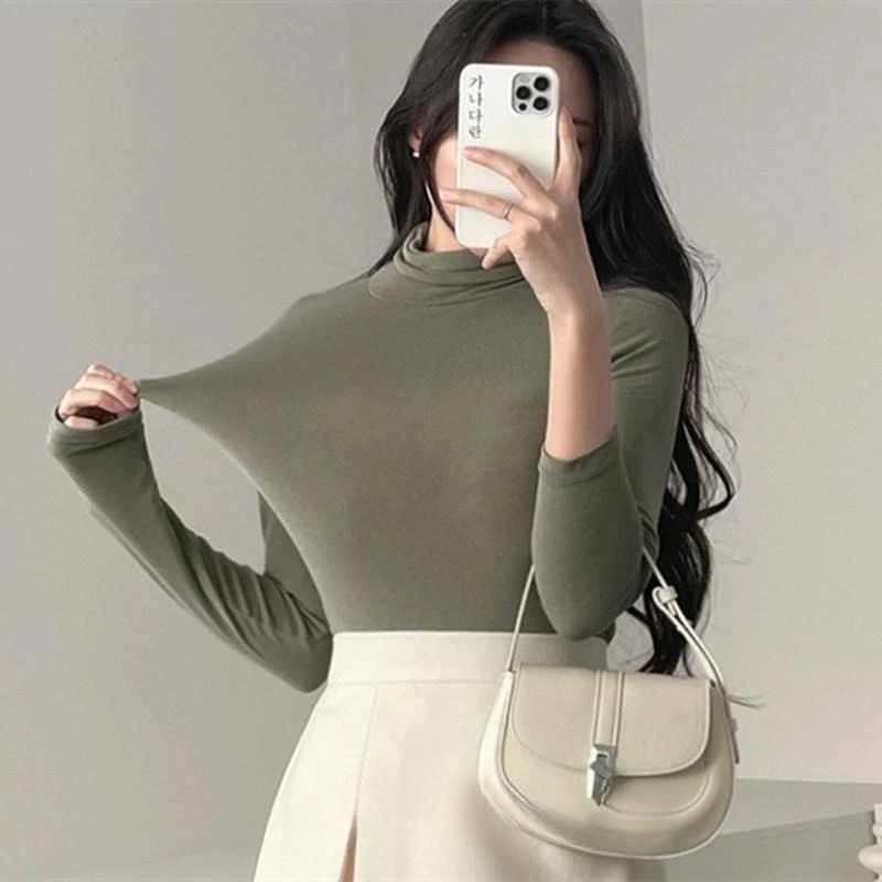 T-shirt a collo alto da donna Dongdaemun Corea Primavera Estate 2026, a maniche lunghe, slim, elegante, versatile e confortevole, ideale come strato base