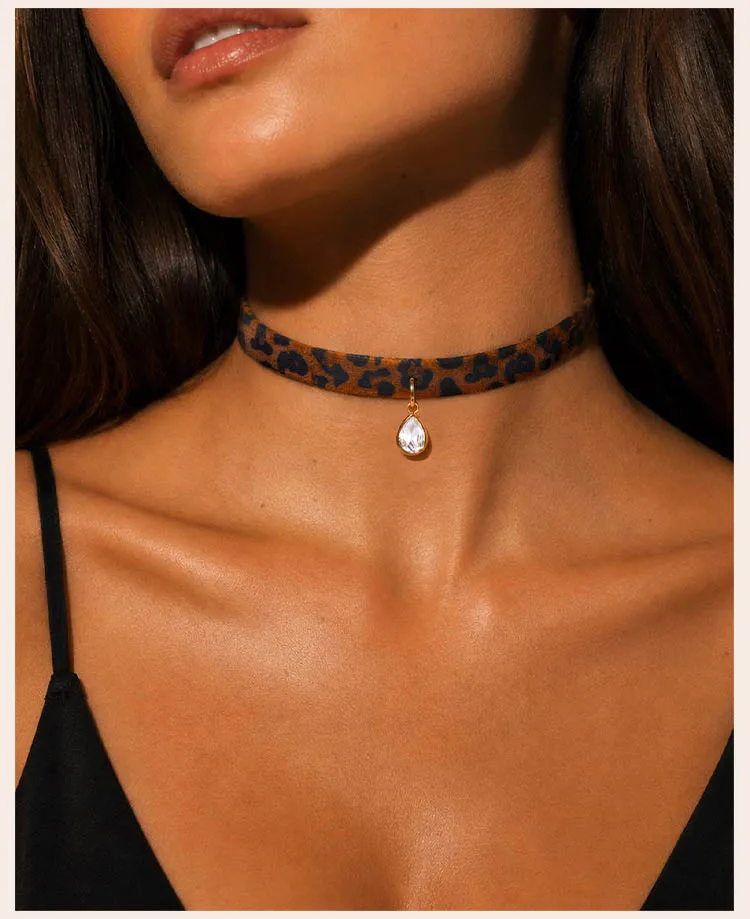 Leopardenmuster-Choker-Halskette, Samtkragen mit goldfarbenem Edelstahl-Anhänger, Y2K-Accessoires für den Trend-Einzelhandel – Detail 2