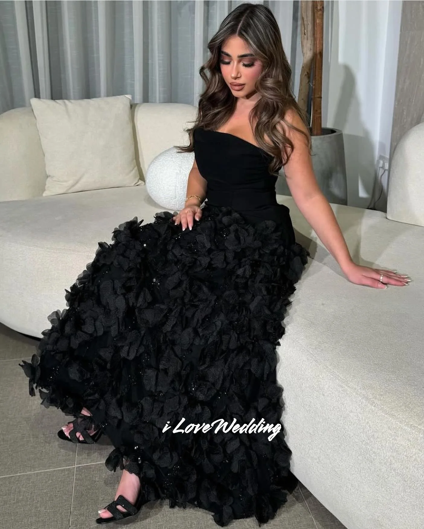 Abiti da ballo neri senza spalline Abiti da festa lunghi fino al pavimento multistrato con sirena in rilievo con fiori 3D pieghettati personalizzati