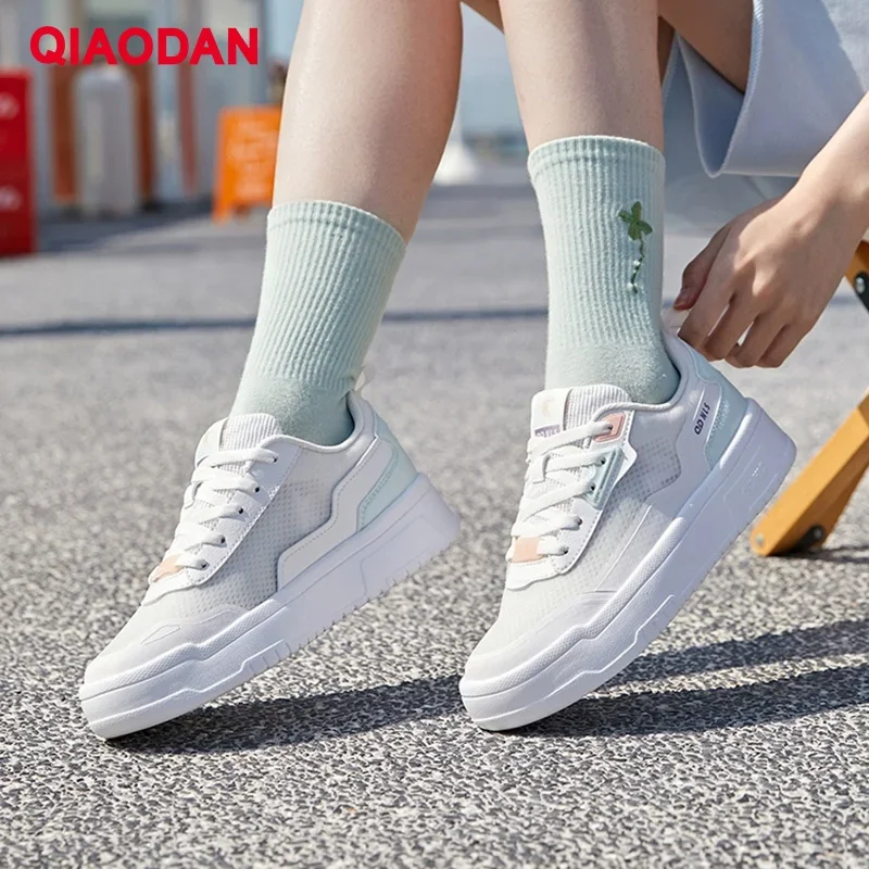 QIAODAN повседневная обувь для доски, женские дышащие носимые легкие кроссовки, новинка 2025, сетчатые уличные кроссовки XM26220510
