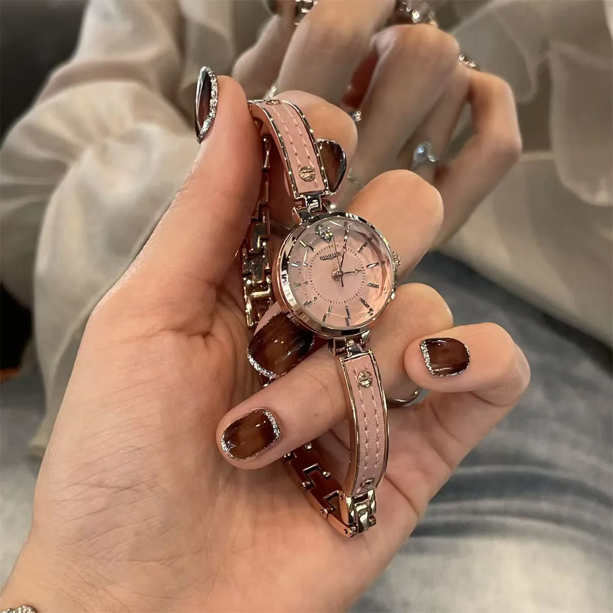 ساعة كوارتز عصرية للنساء أنيقة Reloj Mujer فاخرة كاجوال بمينا صغير للسيدات ساعة يد Relogio Feminino